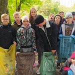 uczniowie pozują do zdjęcia
