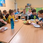 Uczniowie jedzą wykonane przez siebie kanapki