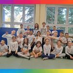 uczniowie ubrani na biało pozują do zdjęcia