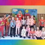 uczniowie ubrani na czerwono pozują do zdjęcia