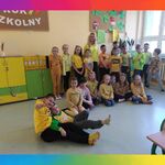 uczniowie ubrani na żółto pozują do zdjęcia