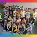 uczniowie ubrani na żółto pozują do zdjęcia