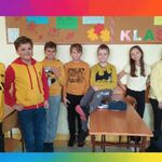 uczniowie ubrani na żółto pozują do zdjęcia
