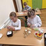 Kolorowe kanapki Ia - zdjęcie dzieci przygotowujących kanapki