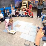 uczniowie grają na podłodze w memory