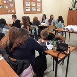 Zdjęcie uczniów realizujących zadanie projektowe