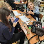 Zdjęcie uczniów realizujących zadanie