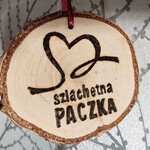 drewniana ozdoba z napisem Szlachetna Paczka