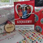 zdjęcie zapakowanych prezentów i podziękowania