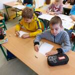 uczniowie piszą pozdrowienia