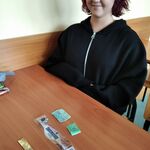 zdjęcie dziewczynki, która czyta etykiety