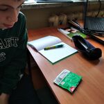 zdjęcie chłopca, który czyta etykiety