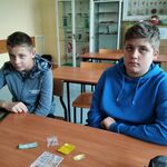 zdjęcie chłopców, którzy czytają etykiety