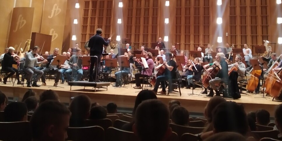 Zdjęcie dzieci w Filharmonii Podlaskiej.jpg