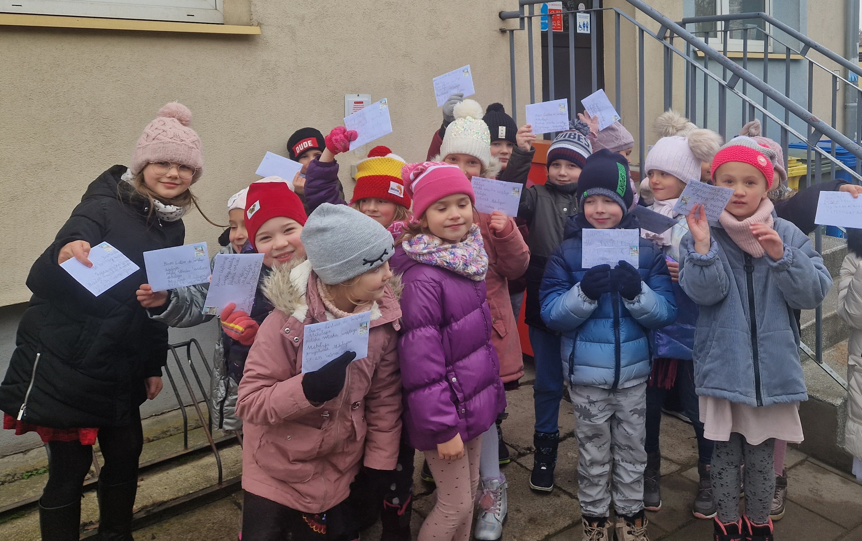 Zdjęcie uczniów przed pocztą
