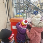 Zdjęcie uczniów Ib przed skrzynką pocztową.jpg