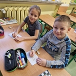 Zdjęcie dzieci Ib piszących listy do Świętego Mikołaja.jpg
