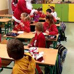 Mikołaj rozdaje prezenty uczniom