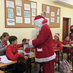 Mikołaj rozdaje prezenty uczniom