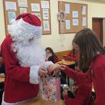 Mikołaj rozdaje prezenty uczniom