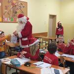 Mikołaj rozdaje prezenty uczniom