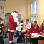 Mikołaj rozdaje prezenty uczniom
