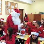 Mikołaj rozdaje prezenty uczniom