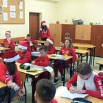 Mikołaj rozdaje prezenty uczniom