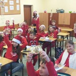 uczniowie pozują do zdjęcia z drewnianymi bombkami