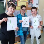 Zdjęcie uczniów z Maratonu pisania listów.jpg