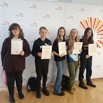 Zdjęcie uczniów zrobione po rozdaniu nagród