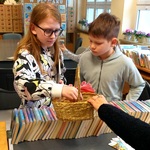 Noworoczna loteria fantowa w-szkolnej bibliotece.jpg