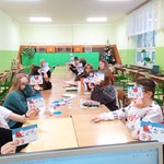 Zdjęcie uczniów klasy 8c, którzy napisali kartki na święta