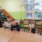 Zdjęcie uczniów klasy 8c, którzy napisali kartki dla seniorów na święta