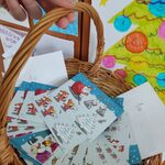 pocztówki świąteczne w koszyku