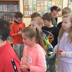 Dzieci wypożyczają książki z biblioteki szkolnej