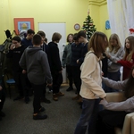 Spotkanie uczniów klasy 8c z seniorami w Domu Pomocy Społecznej