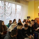 Spotkanie uczniów z seniorami w Domu Pomocy Społecznej - integracja uczniów z Ukrainy