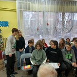 Zdjęcie dziewczynki z Białorusi na spotkaniu z seniorami z DPS