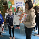 Nagrodzona uczennica klasy 4 w konkursie na kartkę świąteczną
