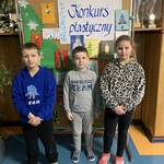 Nagrodzeni uczniowie klas młodszych w konkursie na kartkę świąteczną