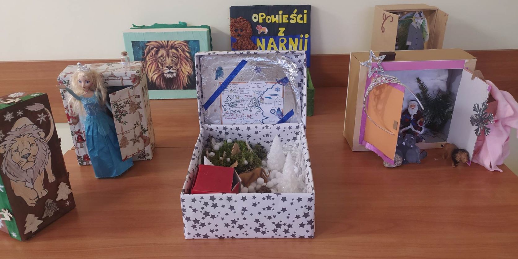 prace wykonane przez uczniów w ramach projektu Czy można zamknąć Narnię w pudełku