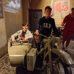Uczniowie w Muzeum Powstania Warszawskiego dwaj chłopcy