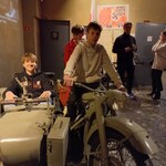 Uczniowie w Muzeum Powstania Warszawskiego na motocyklu chłopcy