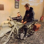 Uczniowie w Muzeum Powstania Warszawskiego na motocyklu