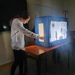 uczniowie prezentują przedstawienie
