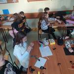uczniowie wykonują dekorację do teatrzyku