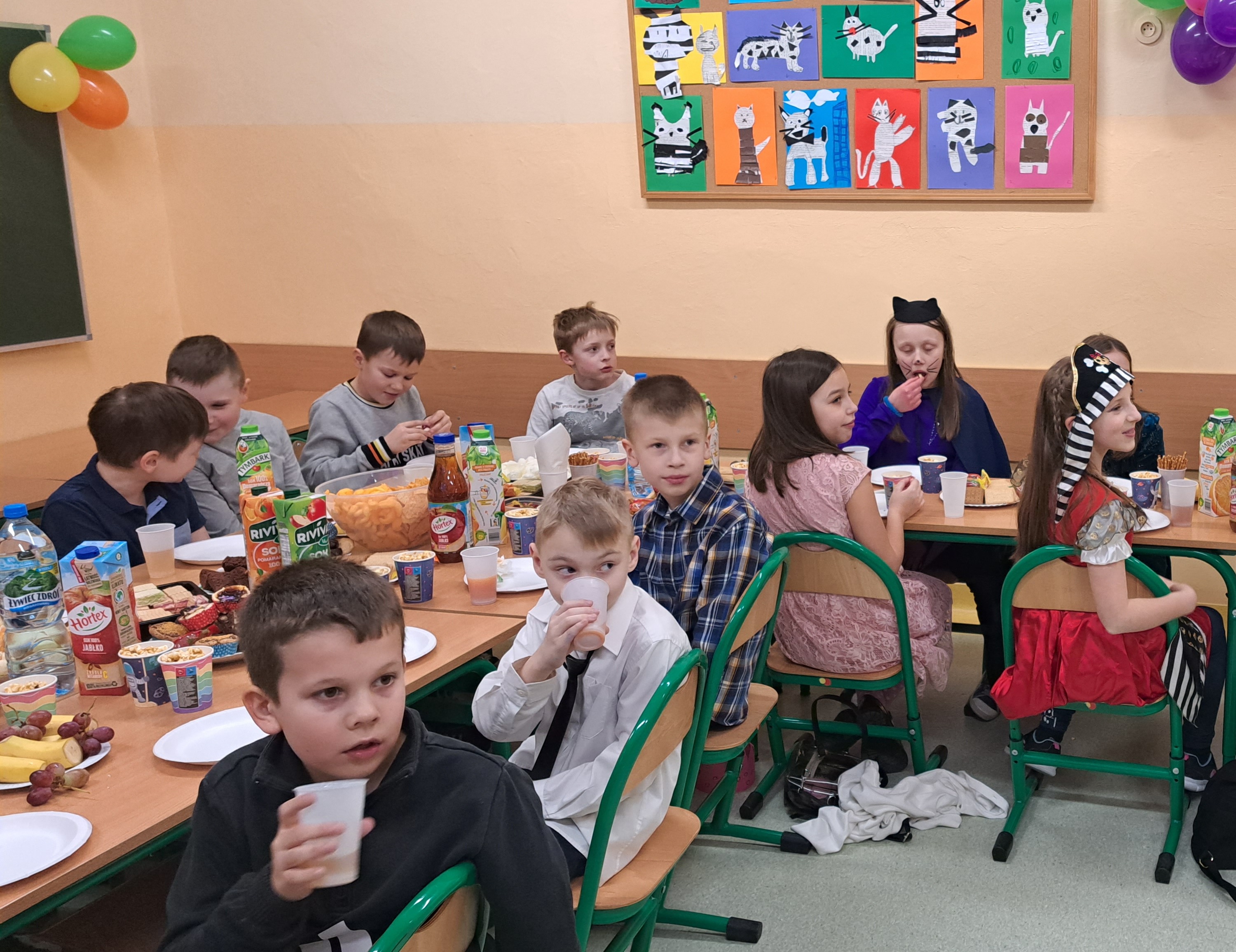 Poczęstunek podczas balu karnawałowego klasy 3b