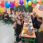 Poczęstunek podczas balu karnawałowego uczniów klasy 3b