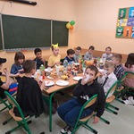 Poczęstunek podczas balu karnawałowego uczniów 3b